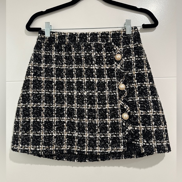 Amazon Black & white Tweed Mini Skirt w/ Pearl Button Accent Holiday Trendy S - Picture 8 of 11